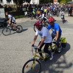Túra indul: Egy iskolaudvarból tucatjával jönnek ki a kerékpárok és a tandemek.