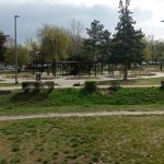 Egy óriás park, játszótérrel, fákkal, járdákkal